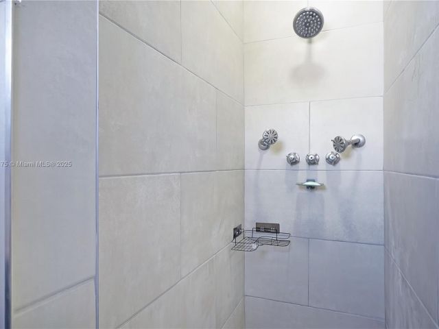 Продажа дома по адресу 1395 NE 178th St - фото 6223891