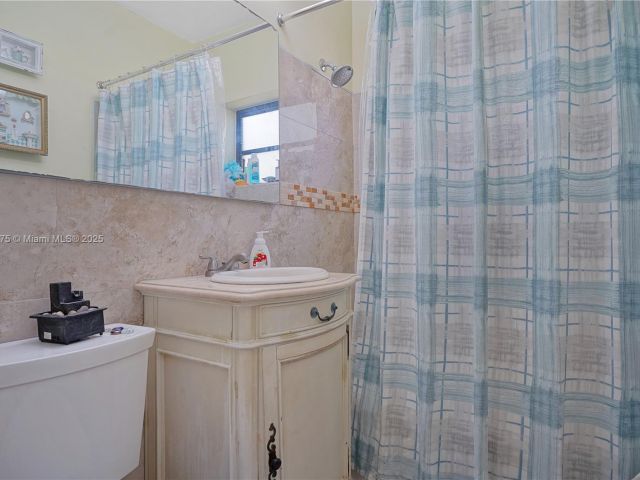 Продажа дома по адресу 1395 NE 178th St - фото 6223892