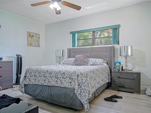 Продажа дома по адресу 1395 NE 178th St - фото 6223896