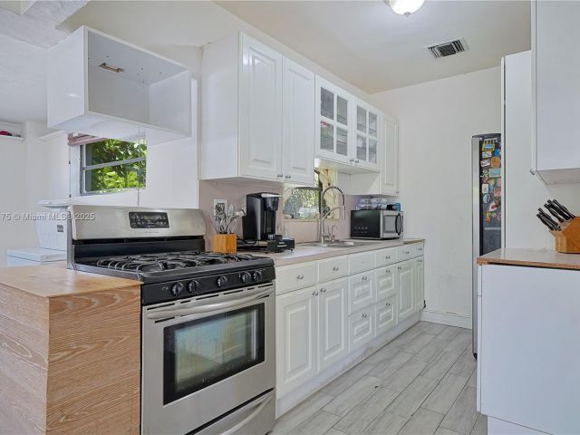 Продажа дома по адресу 1395 NE 178th St - фото 6223899