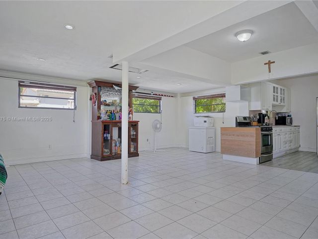 Продажа дома по адресу 1395 NE 178th St - фото 6223901