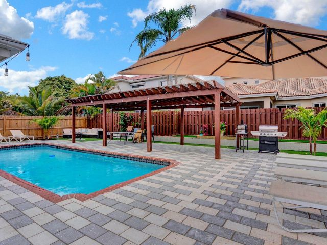 Продажа дома по адресу 9709 SW 1st Place - фото 6902508