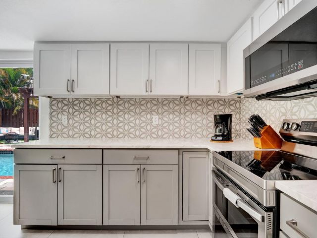 Продажа дома по адресу 9709 SW 1st Place - фото 6902510