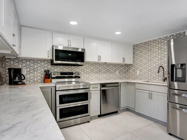 Продажа дома по адресу 9709 SW 1st Place - фото 6902512