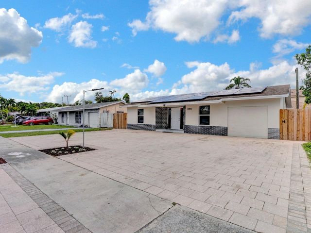 Продажа дома по адресу 9709 SW 1st Place - фото 6902525