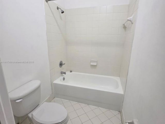 Дом в аренду по адресу 3251 NE 11th Dr 3251 - фото 6198927