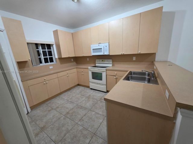 Дом в аренду по адресу 3251 NE 11th Dr 3251 - фото 6198928