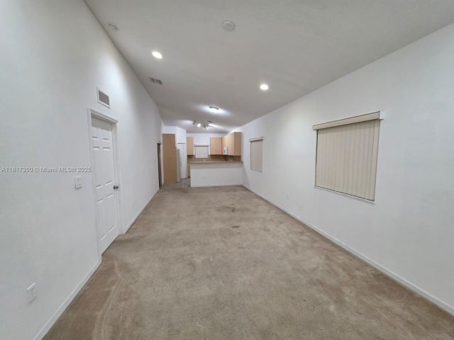 Дом в аренду по адресу 3251 NE 11th Dr 3251 - фото 6198930