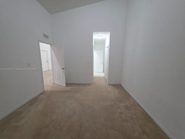 Дом в аренду по адресу 3251 NE 11th Dr 3251 - фото 6198933