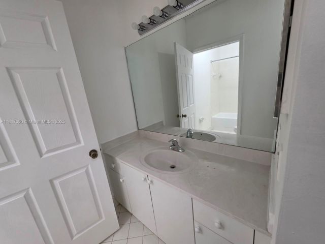 Дом в аренду по адресу 3251 NE 11th Dr 3251 - фото 6198934