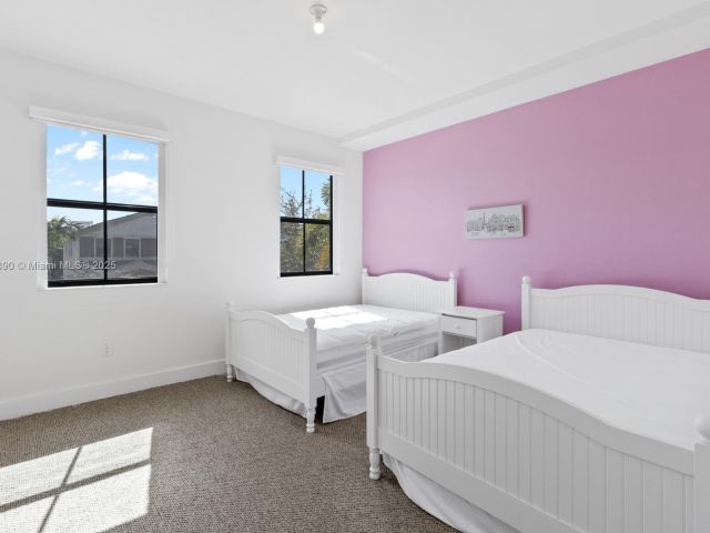 Дом в аренду по адресу 10545 NW 69th Ter 10545 - фото 6178376