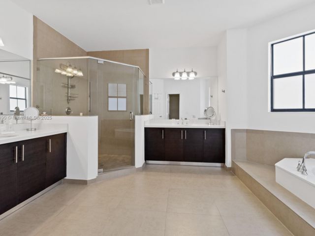 Дом в аренду по адресу 10545 NW 69th Ter 10545 - фото 6178382