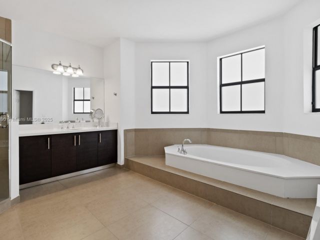 Дом в аренду по адресу 10545 NW 69th Ter 10545 - фото 6178383