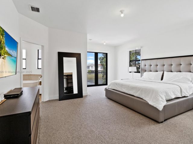 Дом в аренду по адресу 10545 NW 69th Ter 10545 - фото 6178384