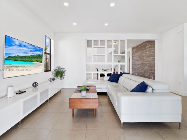 Дом в аренду по адресу 10545 NW 69th Ter 10545 - фото 6178385