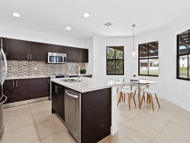 Дом в аренду по адресу 10545 NW 69th Ter 10545 - фото 6178387