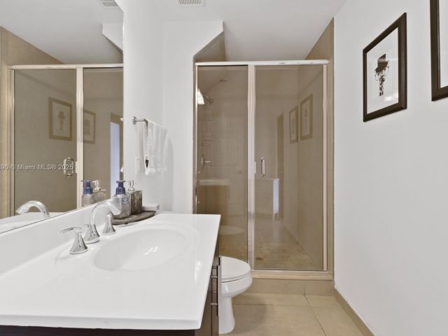 Дом в аренду по адресу 10545 NW 69th Ter 10545 - фото 6178389