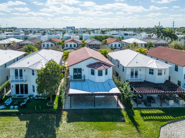 Дом в аренду по адресу 10545 NW 69th Ter 10545 - фото 6178393