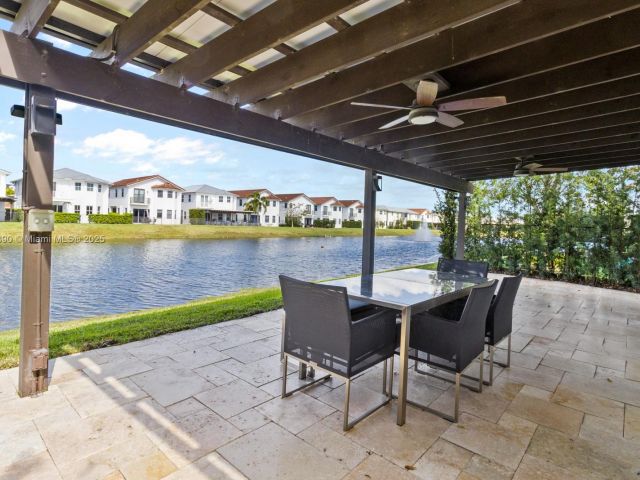 Дом в аренду по адресу 10545 NW 69th Ter 10545 - фото 6178395