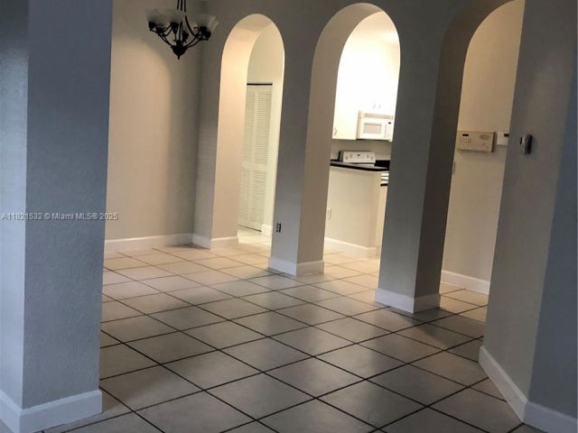 Дом в аренду по адресу 10932 NW 69 ST - фото 6179098