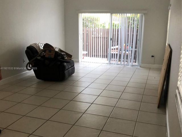 Дом в аренду по адресу 10932 NW 69 ST - фото 6179101