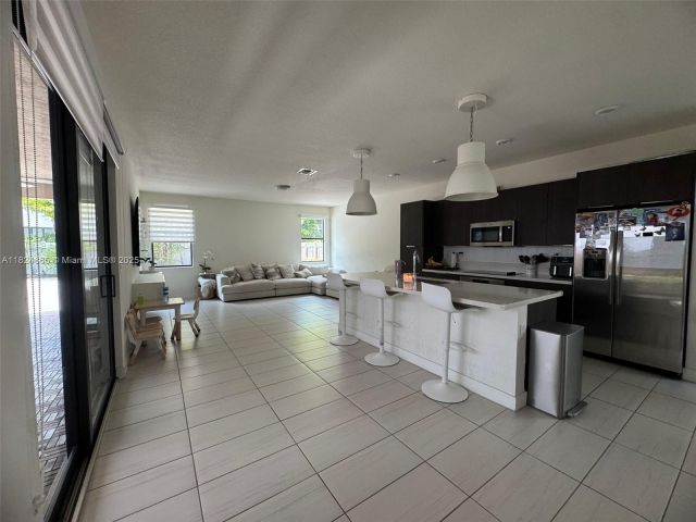 Продажа дома по адресу 10240 NW 76th Ter - фото 6179991