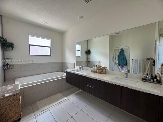 Продажа дома по адресу 10240 NW 76th Ter - фото 6179992