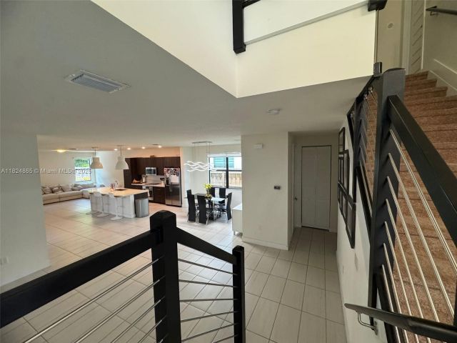 Продажа дома по адресу 10240 NW 76th Ter - фото 6179994