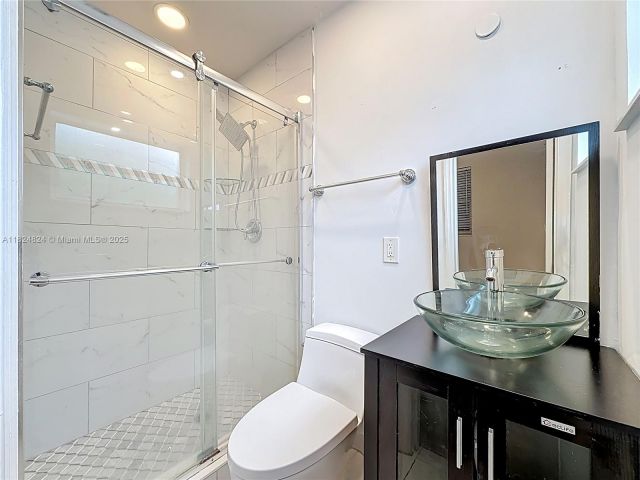 Продажа дома по адресу 6464 Mcclellan St - фото 6204342