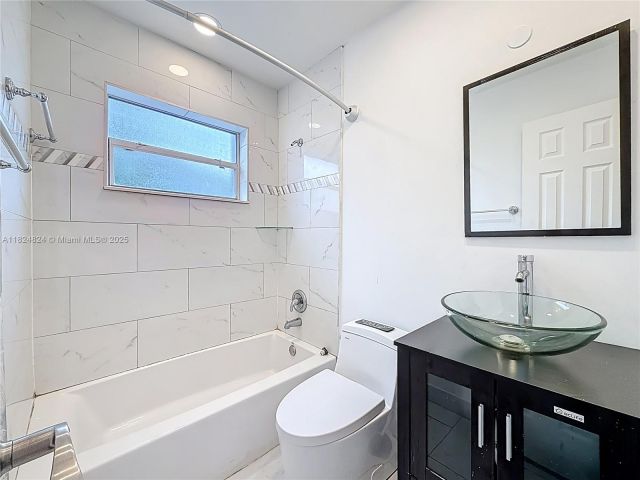 Продажа дома по адресу 6464 Mcclellan St - фото 6204345