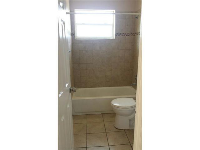 Дом в аренду по адресу 1230 NW 29TH Way - фото 6181601