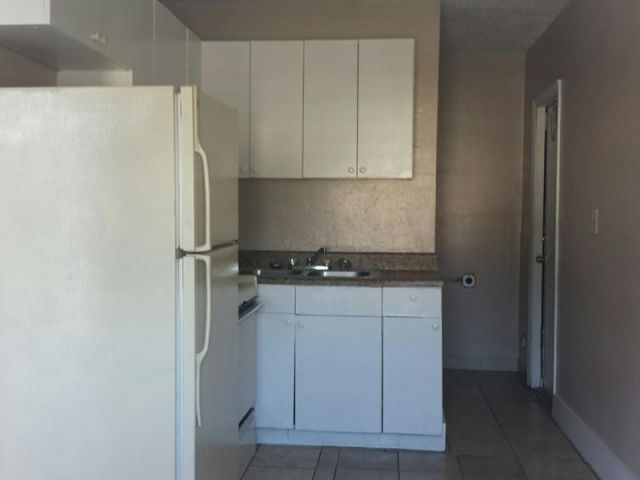 Дом в аренду по адресу 1230 NW 29TH Way - фото 6181603