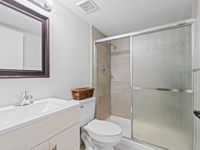 Дом в аренду по адресу 3715 Village Drive A - фото 6215065