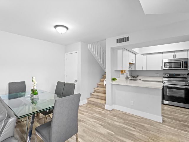 Дом в аренду по адресу 3715 Village Drive A - фото 6215066