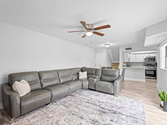 Дом в аренду по адресу 3715 Village Drive A - фото 6215069