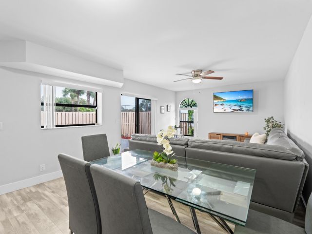 Дом в аренду по адресу 3715 Village Drive A - фото 6215070