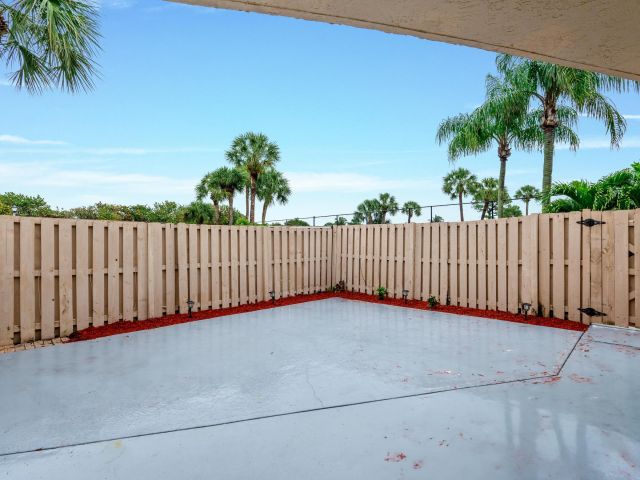 Дом в аренду по адресу 3715 Village Drive A - фото 6215072