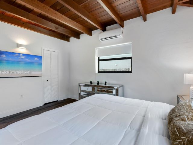 Дом в аренду по адресу 11534 NE 13th Ave - фото 6181128