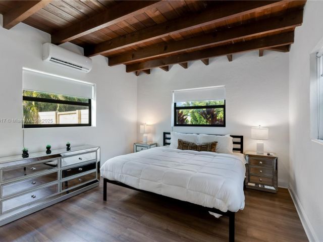 Дом в аренду по адресу 11534 NE 13th Ave - фото 6181130