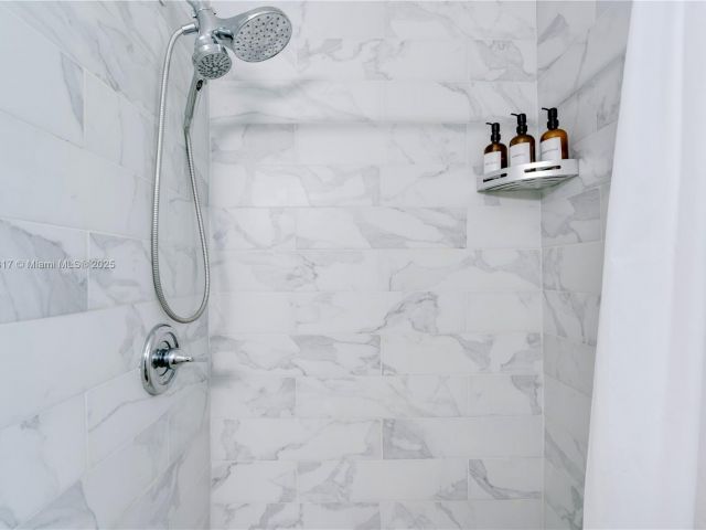 Дом в аренду по адресу 11534 NE 13th Ave - фото 6181131