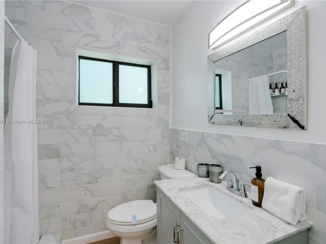 Дом в аренду по адресу 11534 NE 13th Ave - фото 6181132