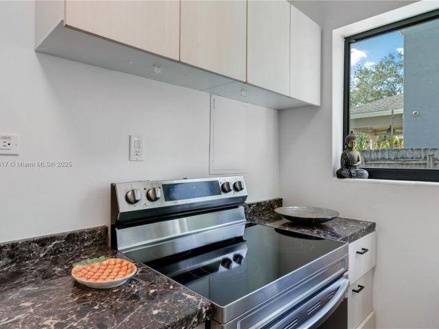 Дом в аренду по адресу 11534 NE 13th Ave - фото 6181138