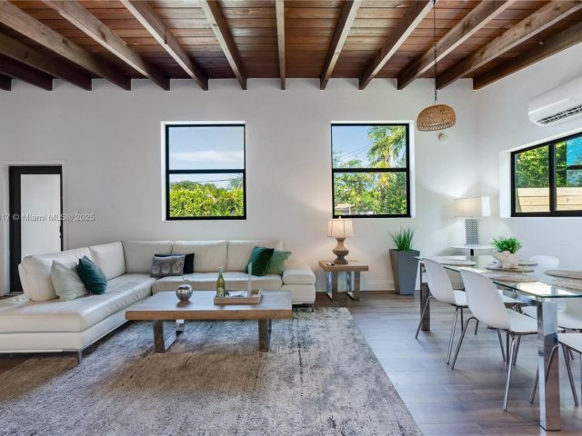 Дом в аренду по адресу 11534 NE 13th Ave - фото 6181141