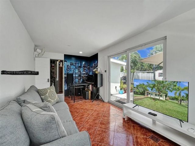 Продажа дома по адресу 1607 Moffett St - фото 6182432