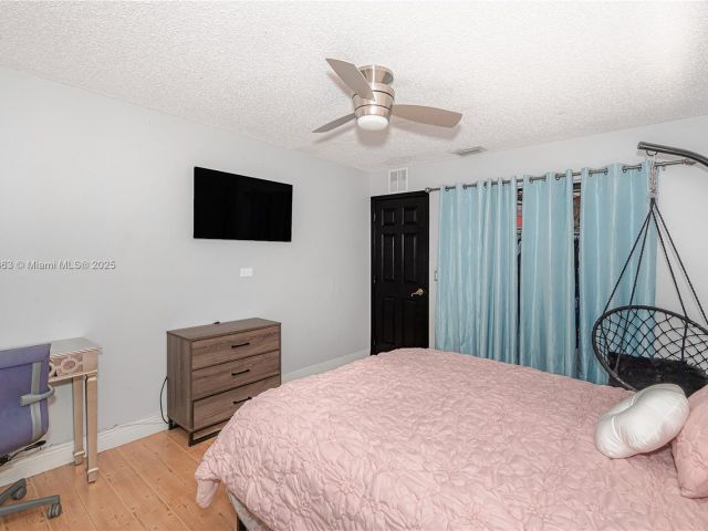 Продажа дома по адресу 11700 Sheridan St - фото 6204398