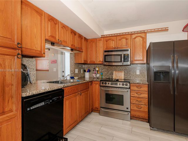 Продажа дома по адресу 11700 Sheridan St - фото 6204401