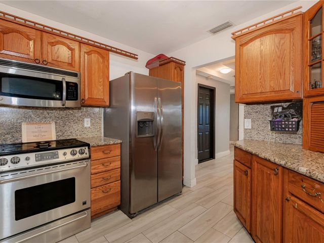 Продажа дома по адресу 11700 Sheridan St - фото 6204402