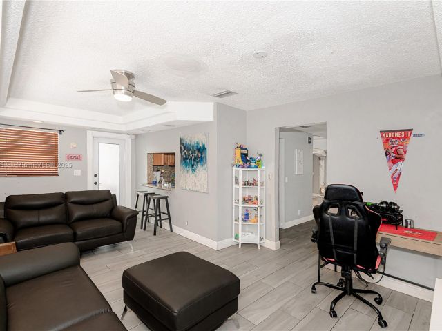 Продажа дома по адресу 11700 Sheridan St - фото 6204403