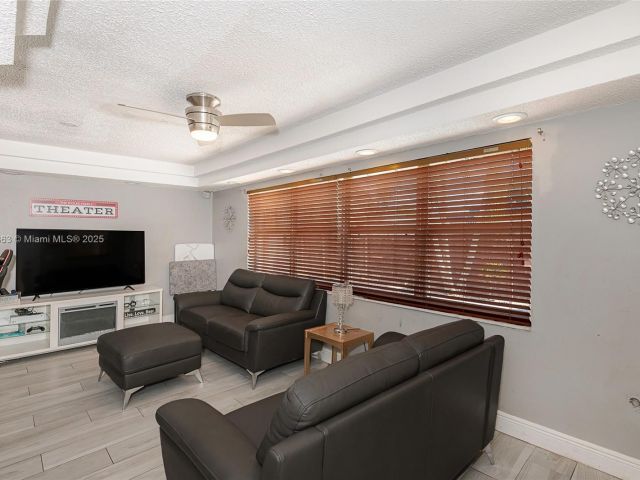 Продажа дома по адресу 11700 Sheridan St - фото 6204404