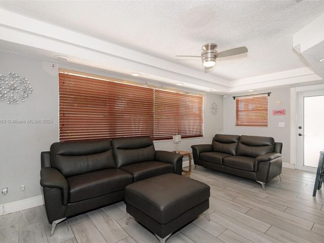 Продажа дома по адресу 11700 Sheridan St - фото 6204405